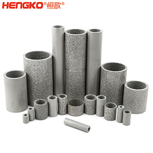 如果您對燒結(jié)不銹鋼濾管筒有任何疑問，您會在這里找到答案。  一、什么是燒結(jié)不銹鋼濾管筒？    是通過加熱或加壓的燒結(jié)工藝制成的特殊金屬管。根據(jù)您需要的金屬類型，可以選擇燒結(jié)不銹鋼金屬管、燒結(jié)銅金屬管或燒結(jié)青銅金屬管。  二、燒結(jié)金屬管有哪些用途？ 1.食品和飲料行業(yè)：防止食物營養(yǎng)成分被沖走，還可以過濾掉污染物。 2.水力發(fā)電廠為您工廠的渦輪機提供動力。保持電力循環(huán)生產(chǎn)。 3.天然氣生產(chǎn)廠可以捕獲氣體中的小污染物。 4.化學(xué)加工工業(yè)過濾掉有害污染物，提高化學(xué)產(chǎn)品的效率。 5.石油工業(yè)消除污染物來提高石油產(chǎn)品的純度。 6.醫(yī)藥行業(yè)去除藥品中的污染物，并提高藥用價值     三、燒結(jié)金屬管的優(yōu)點是什么？ 1.材料堅固形狀靈活    2.良好的滲透性     3.多種孔隙分布 4.性能穩(wěn)定可以應(yīng)對來自各種流體的高壓而不會變形。  5.機械強度高可以在高溫高壓等極其惡劣的環(huán)境中使用。 6.可以調(diào)整孔的大小    7.耐腐蝕和熱沖擊   8.設(shè)備易于清潔，無需長時間關(guān)機。  四、選擇燒結(jié)金屬管時要注意以下幾點：  優(yōu)質(zhì)材料、溫度范圍、微米變化、耐腐蝕、納污能力、機械強度 需要的高強度（恒歌316不銹鋼濾管正反向流動中提供相同的強度）      燒結(jié)金屬管的工作原理  五、什么材料可以制造燒結(jié)金屬管？ 1.燒結(jié)不銹鋼：高機械強度耐腐蝕，在高壓高溫中高效運行不會損壞；  2.銅粉末燒結(jié)管屬不銹鋼替代品，耐腐蝕且經(jīng)濟實惠，但耐溫和強度較差；  3.鎳合金，適用于極端工作條件的燒結(jié)金屬管。     注：燒結(jié)、固化、退火有以下幾個方面的比較：  1.燒結(jié)：這是一種熱處理方法，會使粉末狀物質(zhì)形成整體材料，利用粉末中單個粒子之間發(fā)生的擴散。可以固態(tài)和液態(tài)下發(fā)生。     金屬粉末  2.養(yǎng)護：是用來加速化學(xué)反應(yīng)的技術(shù)，適用于高分子及高分子材料復(fù)合。當熱固性聚合物在室溫下無法在合理時間內(nèi)固化時，您將使用固化爐應(yīng)用高溫來實現(xiàn)固化過程。  （例如，當您將預(yù)浸碳纖維覆蓋在模具上時可以固化它，使它保持模具的形狀，單體會在固化溫度下迅速反應(yīng)，從而形成熱固性聚合物，使預(yù)浸墊物質(zhì)變硬。）  3.退火：是一種熱處理技術(shù)，用于使用非常高的溫度來減輕物質(zhì)的應(yīng)力，降低處理物質(zhì)中原子間鍵內(nèi)的內(nèi)應(yīng)力和整體彈性能。此外，它是指金屬熱處理、高性能聚合物和陶瓷玻璃的術(shù)語。  （例如，您可以將冷軋鋼坯退火，制成另一種產(chǎn)品，當內(nèi)部應(yīng)力不推薦時，例如在進行機加工之前，您可使用此過程，機械加工通過去除材料來改變內(nèi)應(yīng)力的分布。     六、有哪些類型的燒結(jié)金屬管： 1.燒結(jié)多孔金屬管金屬管上的孔有助于過濾過程，運營成本低，但由于表面積小效率較低。     2.褶皺燒結(jié)金屬管表面積大于多孔金屬管，過濾效率高，但成本也高。     七、能清洗燒結(jié)金屬管嗎？ 建議定期清潔設(shè)備上累積的污染物提高效率，確保其經(jīng)久耐用并發(fā)揮最佳性能，延長使用壽命。  在 Hengko我們將幫助您獲得合適的燒結(jié)不銹鋼濾管筒以滿足獨特的應(yīng)用要求。您有任何疑問，請隨時聯(lián)系我們的團隊。m.mufone.com